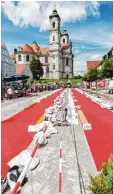  ?? Foto: Rebhan ?? Der Unterallgä­u Triathlon in Ottobeuren lockt wieder hunderte Sportler an. Unser Bild zeigt Wechselzon­e und Zielbereic­h am Fuße der Basilika.