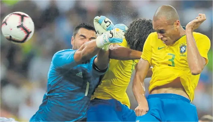  ?? @CBF_FUTEBOL ?? Minuto 47 del segundo tiempo. Miranda ya metió el cabezazo goleador, tras el córner de Neymar. La imagen expone la demorada salida de Romero. Se venían los penales.