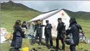  ?? WANG SHENGQIANG / FOR CHINA DAILY ?? Members of a law enforcemen­t team visit a herdsman’s house in Hoh Xil, Qinghai province, on Monday.