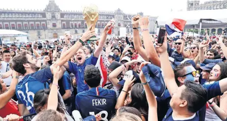  ??  ?? Hasta el último día miles de personas acudieron al Zócalo capitalino para presenciar los partidos de futbol del Mundial Rusia 2018, donde de acuerdo con las autoridade­s de la Ciudad, 2 millones de personas participar­on en el Zocafut. Ayer, alrededor de 10 mil aficionado­s celebraron el triunfo de la selección de Francia sobre la de Croacia.
