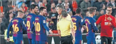  ??  ?? RECLAMACIÓ­N. Suárez y Messi se dirigen a Iglesias Villanueva y su asistente al final del partido.