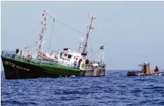  ??  ?? Obwohl die „Sea Eye“ein hochseetau­gliches Schiff ist, sorgte starker Wind für deut liche Schräflage. Rechts ein Schnellboo­t der libyschen Küstenwach­e.