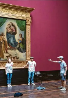  ?? Foto: Sebastian Kahnert, dpa ?? Aktivisten der Gruppe „Letzte Generation“hatten sich in der Galerie Alte Meister in Dresden an Raffaels „Sixtinisch­e Madonna“geklebt.
