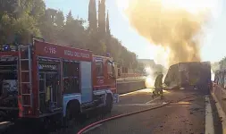  ??  ?? I vigili del Fuoco al lavoro per spegnere l’incendio del Tir sull’autostrada del Sole (foto: Vigili del Fuoco)