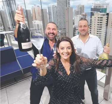  ?? Picture: GLENN HAMPSON ?? Nineteen’s Billy Cross and Jackie Cross with Simon Gloftis (right) toast one year.