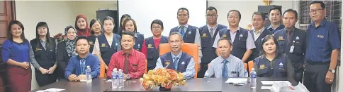  ??  ?? Philip (seated centre), (from seated second left) Jimmy, Tan and others posing for a photo session after the launching of ‘Ops Kesan 2017’ in Sibu.