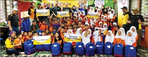  ??  ?? Zawahir and Ng (standing back row – seventh and  fth left, respective­ly) join Masni (standing back row, 10th left) and her charges in a group photo after the presentati­on ceremony.