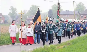  ?? RP-FOTOS (2): WOFGANG KAISER ?? Der Bischof begleitete die Gläubigen der Gemeinde bei ihrer Prozession durch die Felder.