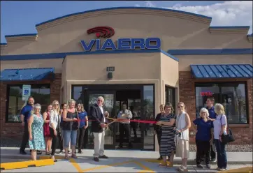  ?? Katie Roth / Fort Morgan Times ?? President and founder of Viaero Wireless Frank DiRico attended the store's opening and had the honor of cutting the ribbon.