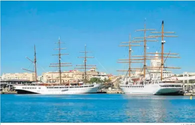  ?? J. C. CILVETI ?? ‘Sea Cloud Spirit’ y ‘Sea Cloud II’, dos de los cinco barcos de turistas que visitaron ayer el puerto de Málaga.