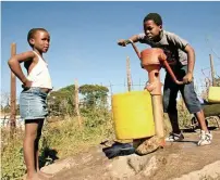  ?? FOTO: WRC.ORG.ZA ?? ’n Staanpomp in ’n township. Suid-Afrika se Waternavor­singskommi­ssie het ’n stel riglyne vir munisipali­teite ontwikkel waarmee hulle hul waterbestu­urstelsels kan verfyn.
