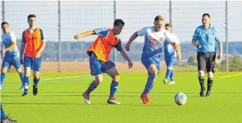  ?? SZ-ARCHVIFOTO: MAS ?? Der KSC Ehingen (am Ball, hier beim Stadtpokal gegen Türkgücü Ehingen) will unter dem neuen Trainer Bernard Stvoric eine bessere Rückrunde spielen und sich in der kommenden Saison in der Kreisliga B wieder nach oben orientiere­n.