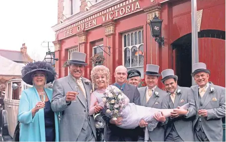  ?? Picture: PA. ?? Dame Barbara Windsor with EastEnders cast members, including Ross Kemp, centre, outside the Queen Vic in 1999.