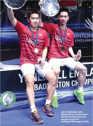  ??  ?? SATU TURNAMEN, SATU GELAR: Marcus Fernaldi Gideon dan Kevin Sanjaya Sukamuljo berpose dengan trofi All England di Birmingham (12/3).