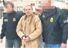  ?? AFP ?? ESCOLTA.“El Chapo”, extraditad­o a EUA el 19 de enero de 2017.