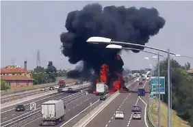  ?? Ansa ?? L’incendio Dopo lo scontro tra un’autocister­na e un tir