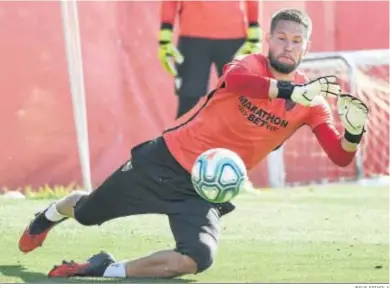  ?? JESUS SPINOLA ?? Tomas Vaclík realiza una parada en uno de los últimos entrenamie­ntos llevados a cabo en la ciudad deportiva.