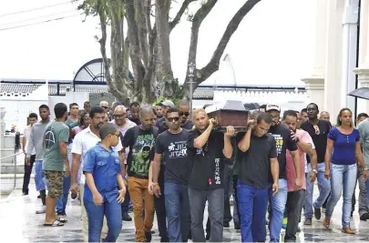  ??  ?? Corpo de lutador foi enterrado no Cemitério do Campo Santo; familiares e amigos tentam entender a morte