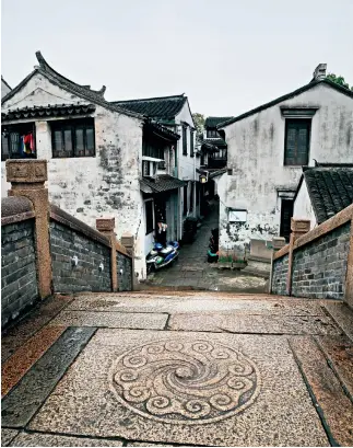 ??  ?? Las antiguas calles empedradas se conservan en perfecto estado en el antiguo poblado de Shaxi, en la ciudad de Suzhou, provincia de Jiangsu.