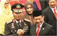  ?? RAKA DENNY/JAWA POS ?? BERSAMA MANTAN ATASAN: Idham Azis (kiri) dan Tito Karnavian setelah pelantikan di Istana Negara, Jakarta, kemarin.