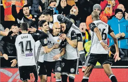  ?? FOTO: EFE ?? Zaza celebra con sus compañeros el 2-0 El delantero italiano sustituyó al lesionado Santi Mina en el minuto 37 del primer tiempo