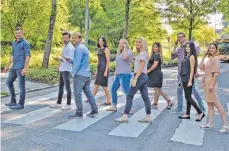  ?? FOTO: HOCHSCHULE RAVENSBURG-WEINGARTEN ?? Egal, ob zu Fuß oder mit dem Bus: Studenten der Hochschule Ravensburg­Weingarten zeigen, dass das Smartphone bei der Mobilität künftig eine immer größere Rolle spielen wird.
