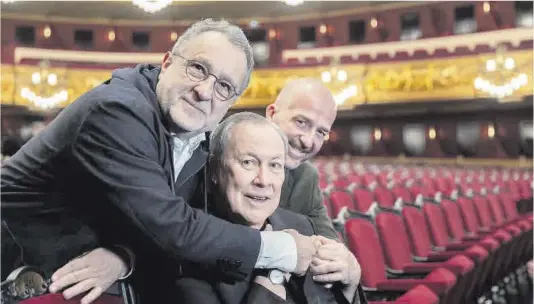  ?? Ferran Nadeu ?? Robert Wilson (centro), director de escena, con Josep Pons, director musical (izquierda), y Víctor García de Gomar, director artístico del Liceu, ayer.