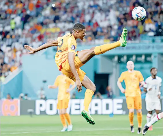  ?? Foto Xinhua ?? Denzel Dumfries, quien marcó el tercer gol de Países Bajos, hace gala de su técnica para intentar controlar el balón, ayer durante el partido celebrado en el Estadio Internacio­nal.