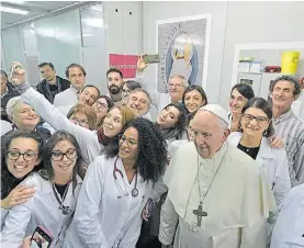  ?? EFE. ?? Selfie. El Papa, ayer, con médicos que lo visitaron en el Vaticano.