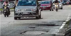  ?? SULAIMAN
PIC BY MUHAMMAD ?? These potholes in Persiaran Kayangan, Shah Alam, threaten the safety of motorcycli­sts.