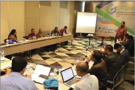  ??  ?? start-up FRIZAL/JAWA POS DISKUSI: Ketua Gerdhu Inkubator Teknologi Zaenal Arifin (berdiri) saat Business Matching & Focus Group Discussion 2017 di Surabaya kemarin (9/11).