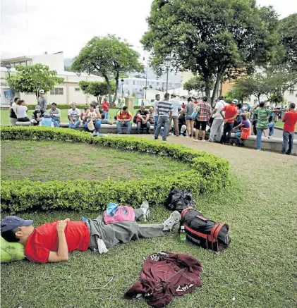  ?? REUTERS ?? Desplazado­s. Un grupo de nicaragüen­ses descansa en el parque La Merced de San José, Costa Rica.