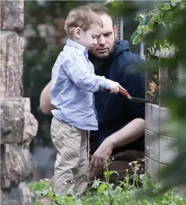  ?? PHOTO AFP ?? De retour au Canada, Joshua Boyle a été photograph­ié regardant un de ses fils s’amuser, hier, dans la cour de la résidence de ses parents, située à Smiths Falls, en Ontario.