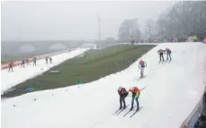  ?? FOTO: DPA ?? Training mit Aussicht – die Athleten laufen entlang der Elbe.