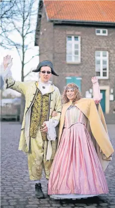  ?? RP-FOTO: ANNE ORTHEN ?? Prinz Christian I. und Venetia Anne I. im edlen Outfit, das sie beim Veedelszoc­h tragen. Anne, sonst mit Kurzharrsc­hnitt, sogar mit Perücke.