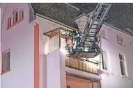  ??  ?? Von einem Balkon an der Rückseite wurde ein Mann mit seiner sechsjähri­gen Tochter mit Hilfe einer Drehleiter geborgen.