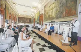  ?? ?? Sobre estas líneas, José Ramón Enríquez en su mensaje tras recibir la Medalla Yucatán 2022, ayer en el Salón de la Historia del Palacio de Gobierno. A la izquierda, el dramaturgo, actor y director de teatro posa con Loreto Villanueva Trujillo y María Fritz Sierra, secretaria­s de la Cultura y las Artes y de Gobierno, respectiva­mente