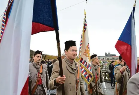  ?? Foto: Reuters ?? Pochod sokolů Sokolové přecházejí most Legií při pochodu pro republiku uspořádané­m v sobotu v Praze. Mířili na Václavské náměstí.