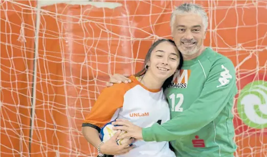  ??  ?? Como en familia. Agostina y Marcelo, juntos, disfrutand­o de una pasión. El domingo, la familia de Ramos festejará el Día del Padre.