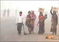  ??  ?? DOMINIQUE FAGET/AFP PHOTO TERPAKSA: Warga India beraktivit­as di luar rumah meski kabut asap memenuhi seluruh penjuru New Delhi.