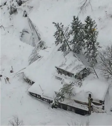  ??  ?? SNÖMASSOR. Uppemot 30 personer ska ha befunnit sig på Hotel Rigopiano när katastrofe­n inträffade.