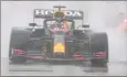  ?? (Photo Maxppp) ?? Sous la pluie d’imola, Verstappen a devancé Hamilton.