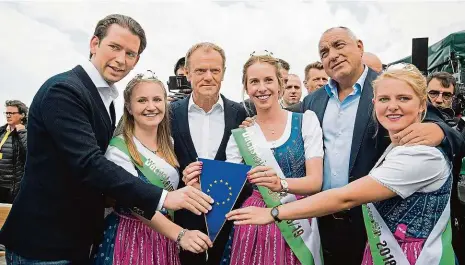  ?? Foto: Profimedia ?? Předávka v Alpách Rakouský premiér Sebastian Kurz (vpravo) převzal v alpském Sladmningu za přítomnost­i unijního prezidenta Donalda Tuska (uprostřed) od bulharskéh­o premiéra Bojko Borisova půlroční předsednic­tví Evropské unie.