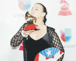  ??  ?? Olga Tañón agradeció a todos los compositor­es y músicos que participar­on en el álbum que anoche le valió un Latin Grammy.