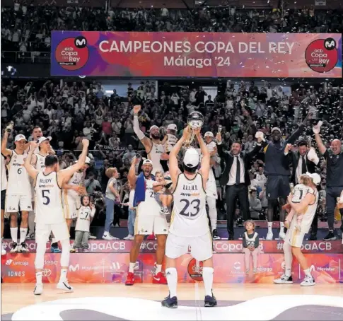  ?? ?? Sergio Llull levanta el trofeo de campeón de Copa, el séptimo que consigue con el Real Madrid.