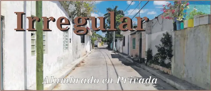  ??  ?? El alumbrado público en la segunda Privada de la Pedro Moreno es intermiten­te. Según los vecinos, las luminarias tardan más tiempo apagadas que encendidas