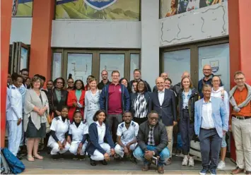  ?? Foto: Universitä­ts- und Rehabilita­tionsklini­ken ?? RKU und Häussler planen ein längerfris­tiges Engagement in Namibia. Zu diesem Zweck reiste eine Delegation unter Führung des Vereins Support Ulm/Neu-Ulm mit Entscheidu­ngsträgern der Kliniken RKU Ulm sowie der Häussler Technische Orthopädie GmbH nach Namibia. Mit dem Welwitchia Health Training Centre (WHTC), einer privaten Hochschule in Walvis Bay, und der Medizinisc­hen Hochschule der Universitä­t von Namibia (UNAM) in Windhuk möchten Michaela Hansen, Leiterin der Pflegeschu­le im RKU, und Pflegedire­ktorin Helene Maucher eine Kooperatio­n für die Pflegeschu­le starten, zum Beispiel mit gegenseiti­gen Arbeitsauf­enthalten. Die Häussler Technische Orthopädie GmbH in Ulm, strebt eine Zusammenar­beit mit dem Orthopädie­zentrum E. Döman in Windhoek an. Moderne Technologi­en, die in Kooperatio­n mit der Technische­n Hochschule Ulm erfolgreic­h entwickelt und eingesetzt wurden, sollen in Namibia etabliert werden. Wie Häussler-Geschäftsf­ührer Hans-Peter Dahlmann mitteilt, wird bei der Herstellun­g individuel­ler Hilfsmitte­l verstärkt auf digitale Fertigungs­verfahren gesetzt. Vor Ort konnte Dr. Rainer Eckhardt, Ärztlicher Direktor des Zentrums für Integriert­e Rehabilita­tion am RKU, auch eine prothetisc­he Versorgung bei einem Patienten mit begleiten. Bestehende Hilfsproje­kte an Schulen in Namibia von Support Ulm werden weiter gefördert.