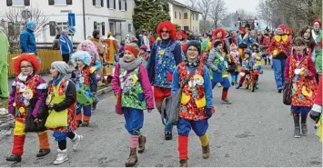  ??  ?? Minis, Girlies und Teenies der Knoronia waren beim Heimspiel am Faschingss­amstag als bunte Clowns unterwegs – natürlich reich mit den gesammelte­n Orden ausgestatt­et.