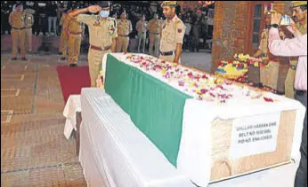  ?? PHOTO: KASHMIR ZONE POLICE ?? J&K Police officials pay tributes to the constable in Srinagar on Saturday.