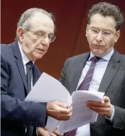  ??  ?? A confronto.
Il ministro delle Finanze italiano, Pier Carlo Padoan (a sinistra), discute con il presidente dell’Eurogruppo, l’olandese Jeroen Dijsselblo­em